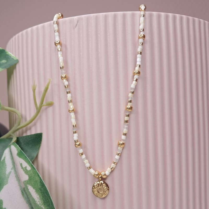 Collier Ras de Cou breloque "Médaillon Fleur"