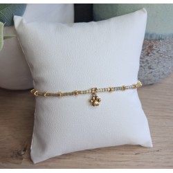 Bracelet fin beige scintillant avec breloque patte