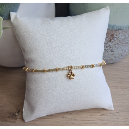 Bracelet fin beige scintillant avec breloque patte