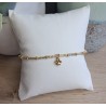Bracelet fin beige scintillant avec breloque patte